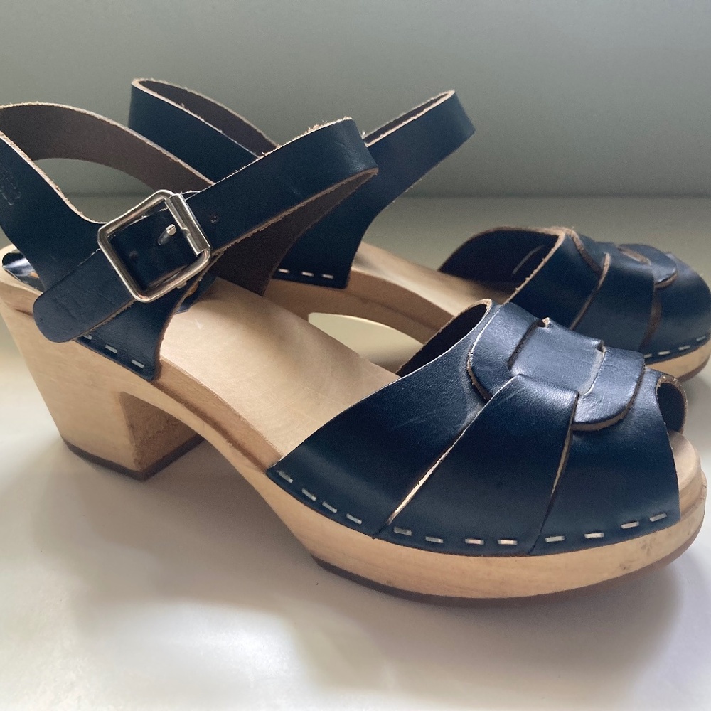 Swedish Hasbeens size 37 low heel clogs navy